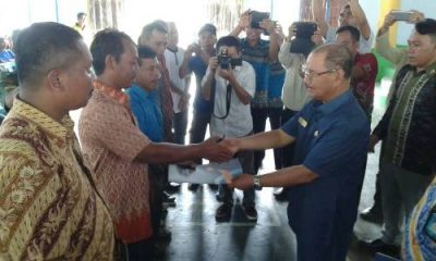 Surunudin Dangga, ST MM Saat Menyerahkan Polis Asuransi Ternak Sapi Kepada Peternak Diaula Kantor Kecamatan Landono. Minggu (21/5/2017). FOTO : MAHIDIN