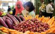 Deflasi Di Sultra. seperti yang terlihat dalam pameran jenis buah dan makanan. FOTO : LM FAISAL