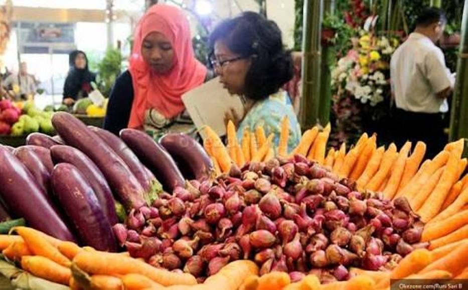 Deflasi Di Sultra. seperti yang terlihat dalam pameran jenis buah dan makanan. FOTO : LM FAISAL