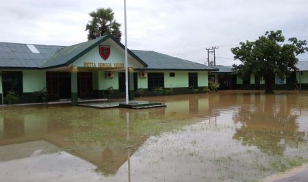 Markas Kodim terendam banjir di pagi hari membuat apel pagi di batalkan dan di ganti dengan melakukan pembersihan. FOTO : LA ODE AWALUDDIN