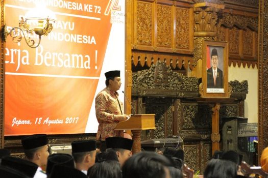 Bupati Jepara Ahmad Marzuki saat memberikan sambutan di malam resepsi HUT kemerdekaan RI. FOTO : DSW