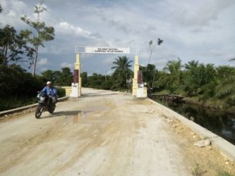 Jalan menuju desa teluk rumbia dan rantau gedang sepanjang 5 Kilo meter dari desa Pasar, Aceh Singkil. FOTO : MAN