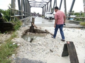 Awa. jembatan ini berlobang, bisa membahayakan pengendara. FOTO : MAN