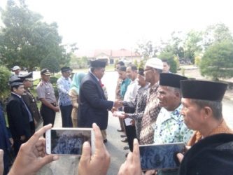 Wakil Bupati Aceh Singkil Dulmusrid memberikan bingkisan bentuk perhatian dan penghargaan kepada 42 guru yang telah pensiunan Selasa(2/5) di halaman kantor bupati setempat. FOTO : MAN