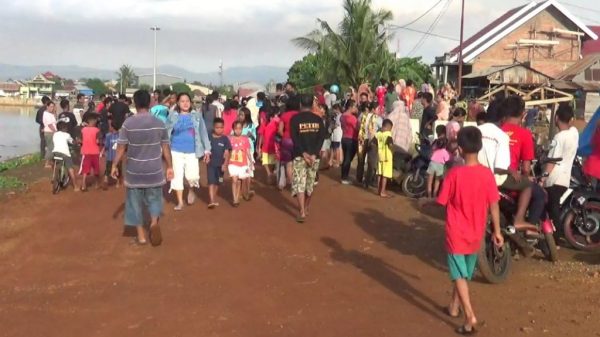 Warga keluhan Dawi-Dawi Kecamatan Pomalaa saat hendak mengamuk di rumah kontrakan pelaku pemerkosaan dan pembunuhan. FOTO : ASDAR LANTORO