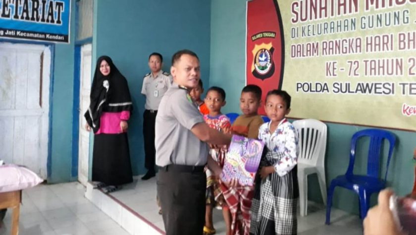 Video, Tim Dokkes RS Bhayangkara Kendari Gelar Sunatan Massal