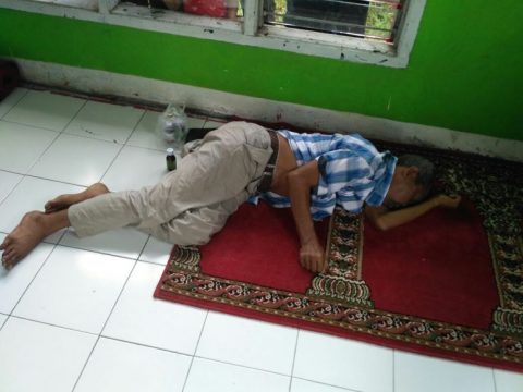 Seorang warga tanpa identitas ditemukan meninggal di Musholah SPBU Aceh Langsa. FOTO : ROBY SINAGA