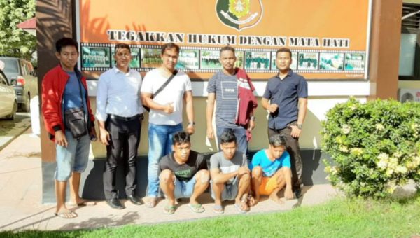 ﻿Serang Lawanya Dengan Badik