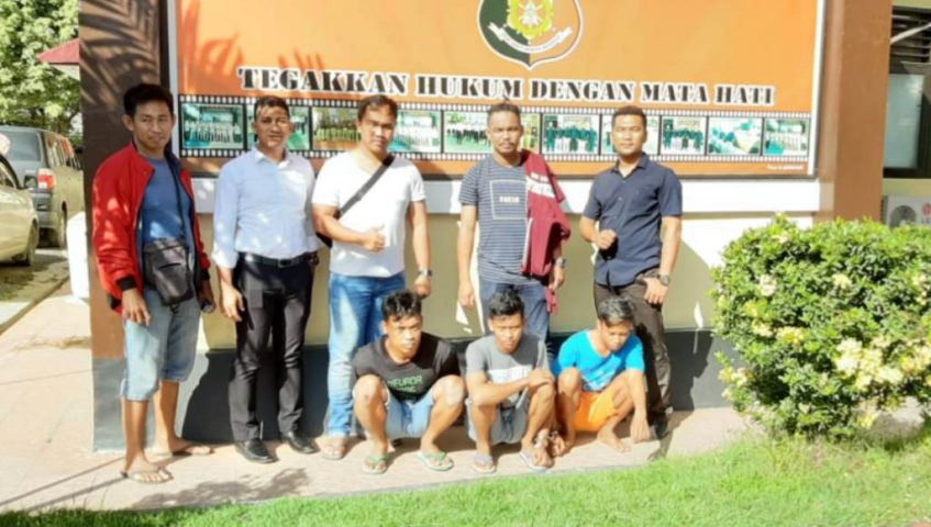 Serang Lawanya Dengan Badik