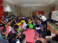 Mbah Rono (berbaju putih) saat berinteraksi dengan siswa-siswi Bhinneka Tunggal Ika (BTI). FOTO : NADHIR ATTAMIMI