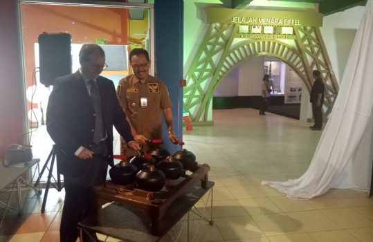 Wakil Walikota Yogyakarta, Heru Poerwadi, bersama Duta Besar Perancis untuk Indonesia M. Jean-Charles Berthonnet, memukul gamelan sebagai tanda peresmian Zona Jelajah Menara Eifel di Taman Pintar Yogyakarta. FOTO : NADHIR ATTAMIMI