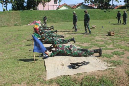 Prajurt TNI dari Kodim 0820 probolinggo tetap berlatih menembak mesi sementara melaksanakan ibada puasa. FOTO : ASL