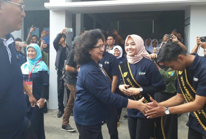 Menteri Kesehatan RI, Nila Djuwita F. Moeloek mendapat sambutan dari komunitas saat menghadiri Hari Anti Nyamuk di Yogyakarta. FOTO : NADHIR ATTAMIMI