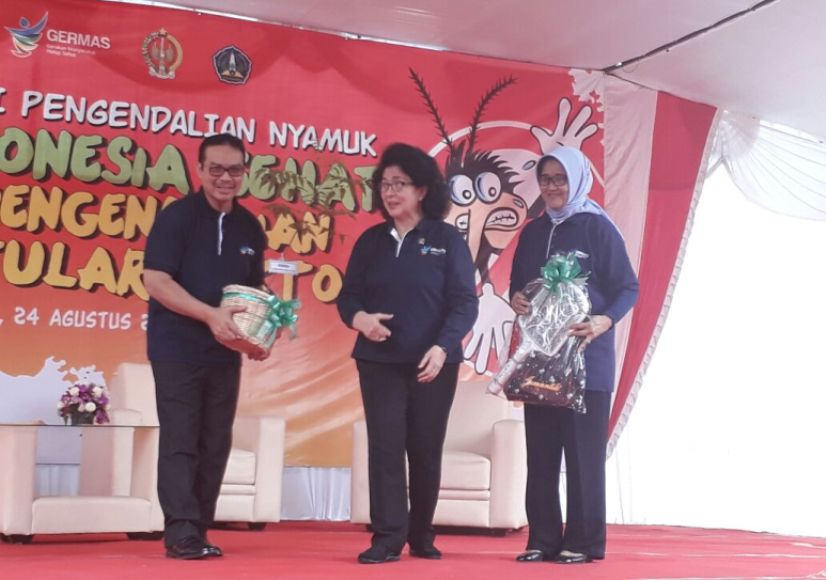 Menteri Kesehatan RI, Nila Djuwita F. Moeloek, dalam lawatannya ke Yogyakarta untuk memperingati Hari Anti Nyamuk (HAN) menekankan kepada masyarakat untuk selalu menjaga lingkungan sekitar mulai dari usia dini. FOTO : NADHIR ATTAMIMI