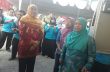 Indarparawansyah saat membagikan PKH di Yopgyakarta. FOTO : NADHIR ATTAMIMI