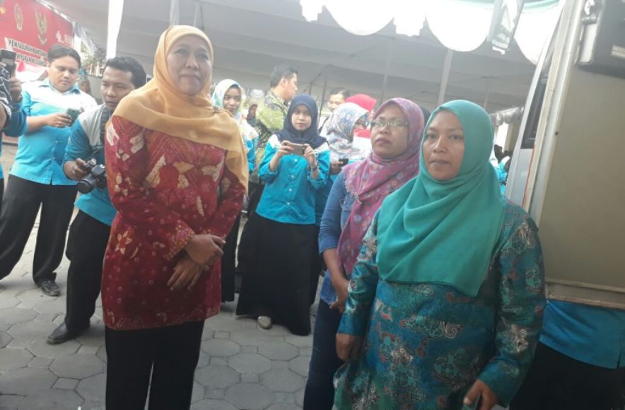 Indarparawansyah saat membagikan PKH di Yopgyakarta. FOTO : NADHIR ATTAMIMI