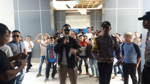 Jalan Tak Kunjung Diperbaiki, Masyarakat Demo di Kantor Bupati Konsel