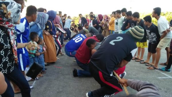 Tarik Tambang Liga Alumni, Tim 01 Tak Berkutik Tumbang Ditangan 02