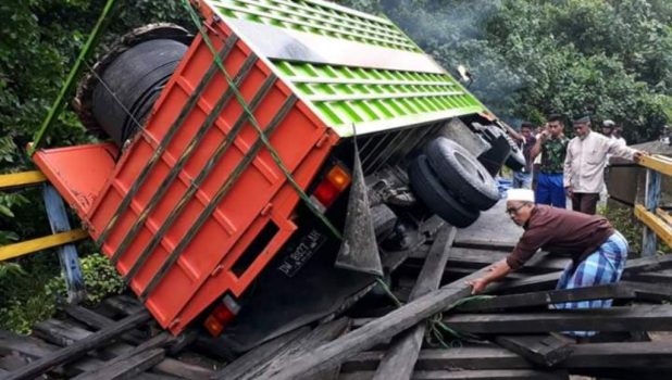 Truk Pengangkut Kabel Listrik Ambruk di Jembatan, Jalan Ronta-Ereke Terputus 