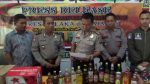 Kapolres Kolaka AKBP Didik Supranoto menunjukkan hasil operasi Cipta Kondisi berupa ratusan botol Miras. FOTO : ASDAR LANTORO