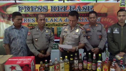 Kapolres Kolaka AKBP Didik Supranoto menunjukkan hasil operasi Cipta Kondisi berupa ratusan botol Miras. FOTO : ASDAR LANTORO