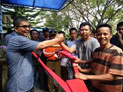 Bupati Buton Utara Abu Hasan saat menyerahkan secara simbolis bantuan alat pertanian kepada salah satu kelompok tani di Buton Utara. FOTO : MIRDAT