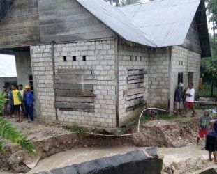 Salah satu rumah warga di Kabupaten Buton Utara terancam roboh akibat tanggul longsor. FOTO : ,MIRDAT