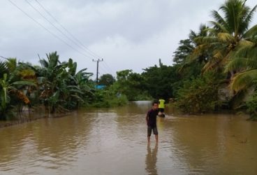 Jalan poros Buton utara- Kota Baubau di Desa romta kecamatan Bonegunu ini terendam banjir. FOTO MIRDAT