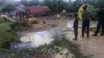 menghubungkan Buton Utara- Bau-bau nyaris putus akibat longsor pasca banjir di Desa Kambowa. FOTO : MIRDAT