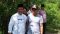 Kadis Pertanian Butur Ir. Yusuf Bersama Kelapa Desa Ngapaea usai survei lokasi potensi lahan padi organik. FOTO : MIRDAT