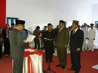 Bupati Buton Utara Abu Hasan saat melantik mantan Wakil Bupati Buton Utara Harmin Hari sebagai plt kepala Bappeda Buton Utara. FOTO : MIRDAT