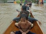 Kecamatan Bonegunu Banjir lagi. Aktifitas warga dilakukan dengan menggunakan sampan. FOTO : MIRDAT