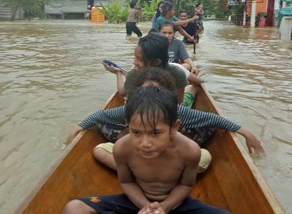 Kecamatan Bonegunu Banjir lagi. Aktifitas warga dilakukan dengan menggunakan sampan. FOTO : MIRDAT