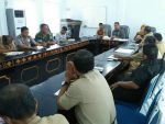 Bupati Buton Utara Abu Hasan saat memimpin rapat pembentukan tim penertiban THM dan Miras. FOTO : MIRDAT