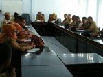 Bupati Buton Utara Abu Hasan saat memimpin rapat tanggap darurat banjir di kantor Bupati Buton Utara. FOTO : MIRDAT