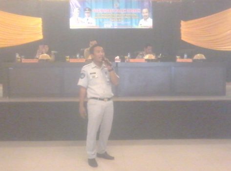 Kepala Jasa Raharja Kabupaten Bantaeng Akmal Nur saat melakukan sosialisasi terkait angka kecelakaan yang menjadi tanggungan Jasa raharja di balai Pantai seruni. FOTO : SYAMSUDDIN
