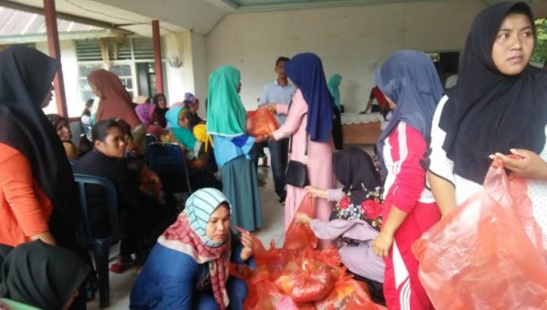 Foto Bersama Tim Alumni SMU Negeri 1 Kulisusu angkatan 2001 bersama jajaran pemerintah Desa Ronta di balai Desa Ronta (25/5/2019) sesaat sebelum pembagian sembako gratis