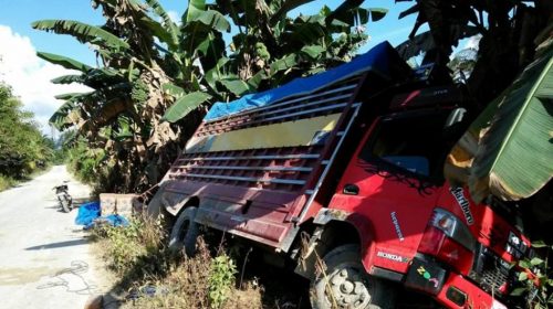Mobil Pengangkut Aqua Jatuh, Nyaris Terbalik Bonegunu Butur