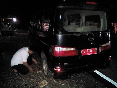 Mobil Operasional Humas pemda konsel yang mengalami mogok di tengah jalan. Pemerintah sudah sepantasnya mengganti mobil operasional Humas yang baru dalam mendukung kinerja humas. FOTO : hUMAS kONSEL