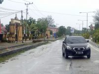 Mobil PNS yang berlawanan arah hendak menabrak Kapolres Aceh singkil. FOTO : MAN