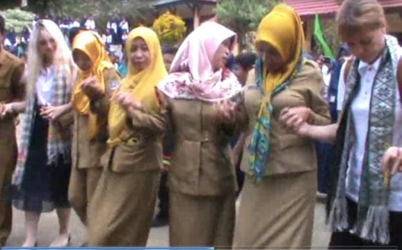 Guru-Guru SMP Negeri 13 Kendari saat mengajarkan tari lulo kepada delegasi Rusia saat melakukan studi banding tentang budaya di kendari Sultra. FOTO : FEBRI