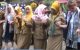 Guru-Guru SMP Negeri 13 Kendari saat mengajarkan tari lulo kepada delegasi Rusia saat melakukan studi banding tentang budaya di kendari Sultra. FOTO : FEBRI