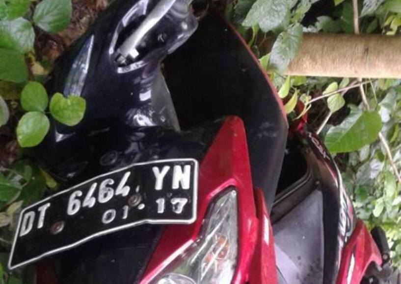 Motor Matic ini ditemukan warga di kilo 17 Kelurahan sabilambo. Penunggannya hingga saat ini belum ditemukan dan diduga jatuh di kedalaman jurang. FOTO : ASDAR LANTORO