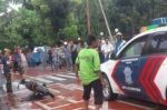 Motor yang terbakar di depan SMA 1 Bantaeng yang akan di evakuasi pihak Polantas plres Bantaeng. FOTO : SYAMSUDDIN