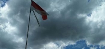 Bendera Merah Putih Sobek Masih Berkibar di Kantor Bupati Butur