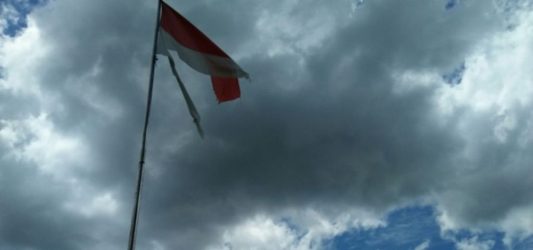 Bendera Merah Putih Sobek Masih Berkibar di Kantor Bupati Butur