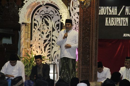 Bupati Jepara KH. Ahmad Marzuqi, SE saat membawakan sambutan dalam kegiatan Isighosah Mujahadah ke-79 tahun 2017. FOTO : DSW