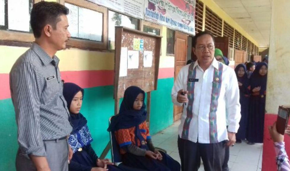 Sekda Konsel H Sjarif Sajang Bersama Dua Orang Siswi Korban Penyalahgunaan Obat Jenis PCC FOTO : HUMAS PEMDA KONSEL