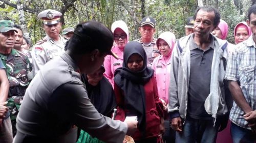 Putri Korban Ular Piton Terima Bantuan Pihak Polres Muna