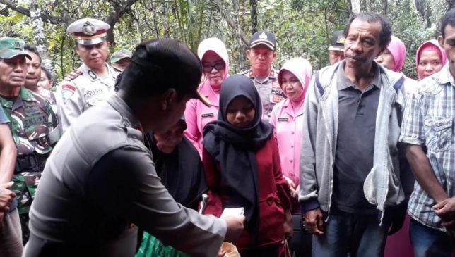 Putri Korban Ular Piton Terima Bantuan Pihak Polres Muna